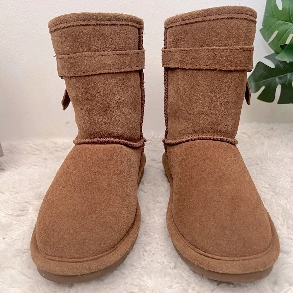 Bearpaw Girl’s Val Youth Boot in Suede Cognac. Size 2